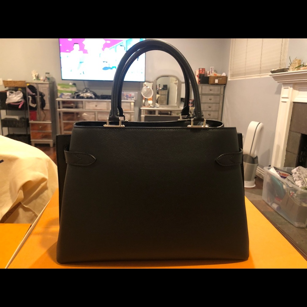 ❤️✨Elegant Louis Vuitton LockMe Day Tote✨❤️ - Picture 2 of 6